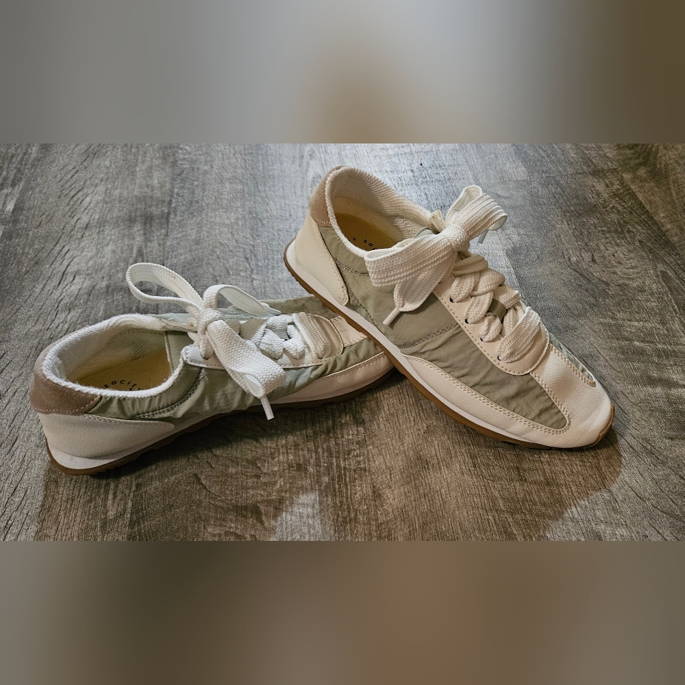 Simple White Wide Laced Sneaker Size 7.5 Worn once